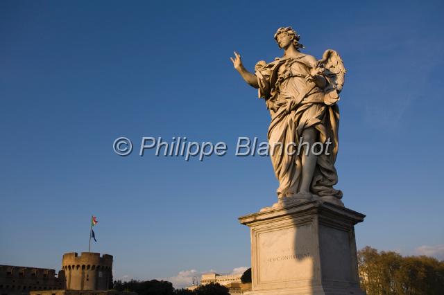 italie rome 14.JPG - Statue du pont Saint-Ange et Castel Sant' Angelo en arrière planRome, Italie
